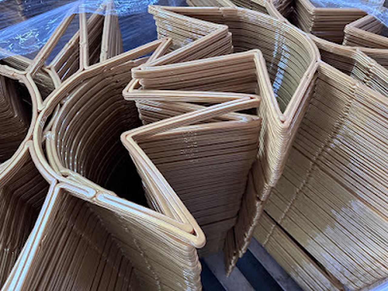 Detailní pohled na stohované 3D tištěné komponenty ve tvaru hvězd.