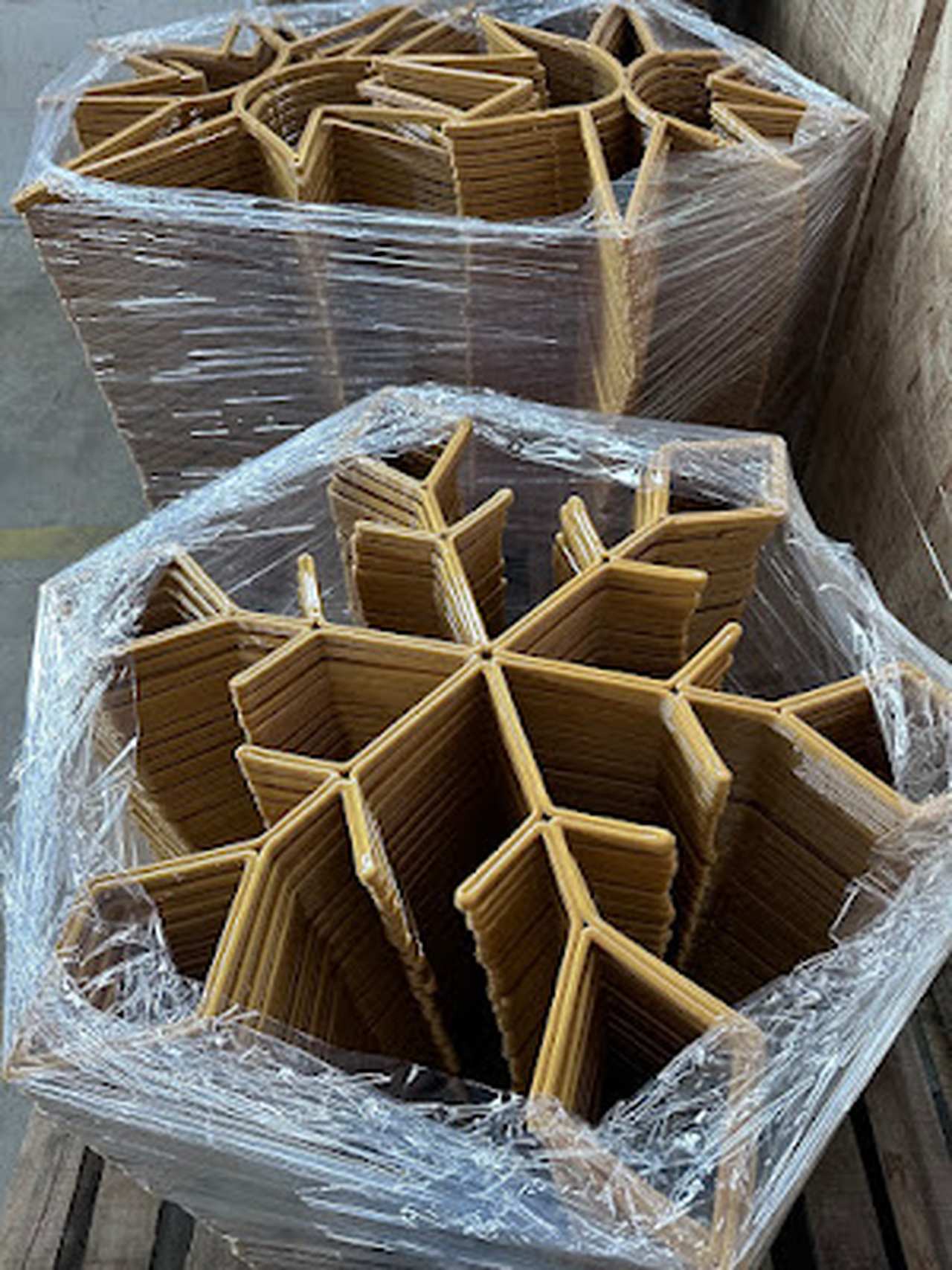Detailní pohled na zabalené 3D tištěné základy pro vánoční dekorace.