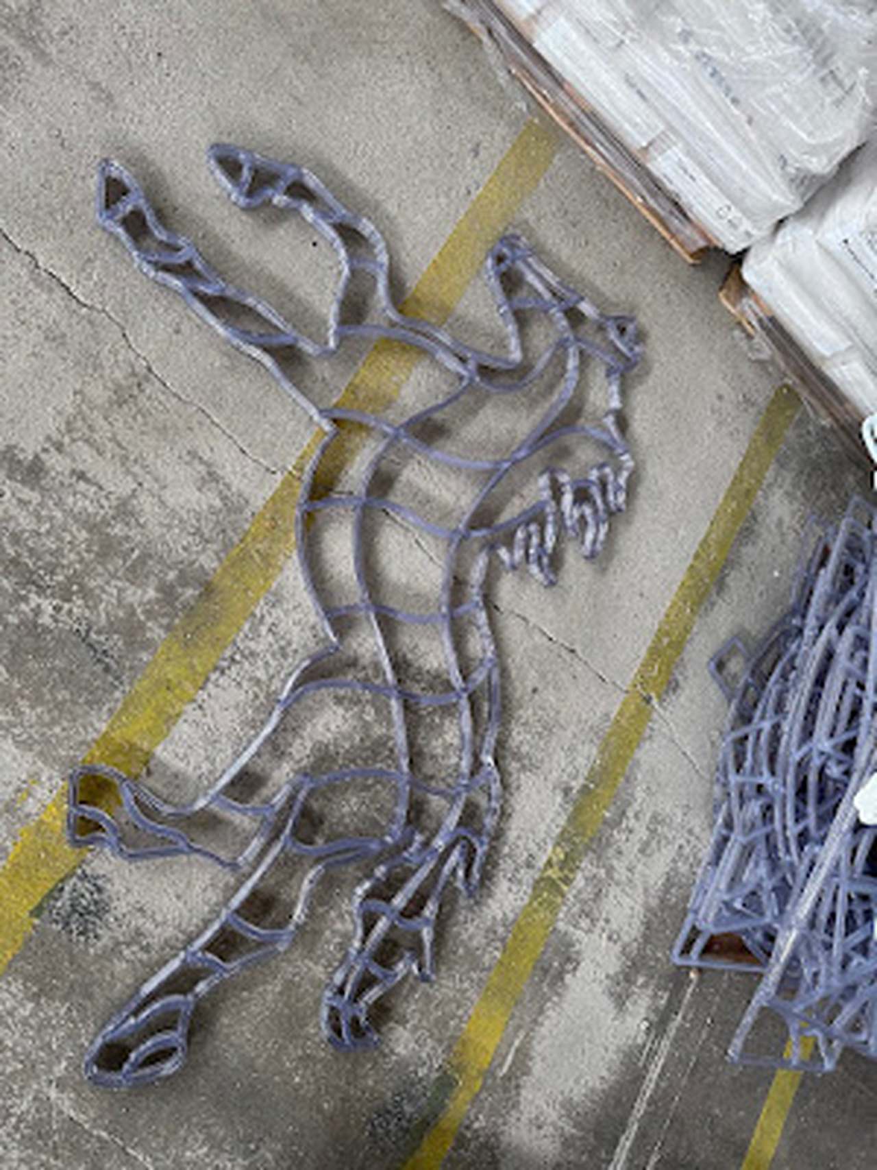 Základ pro světelnou dekoraci koně vyrobený z průsvitného materiálu 3D tiskem.
