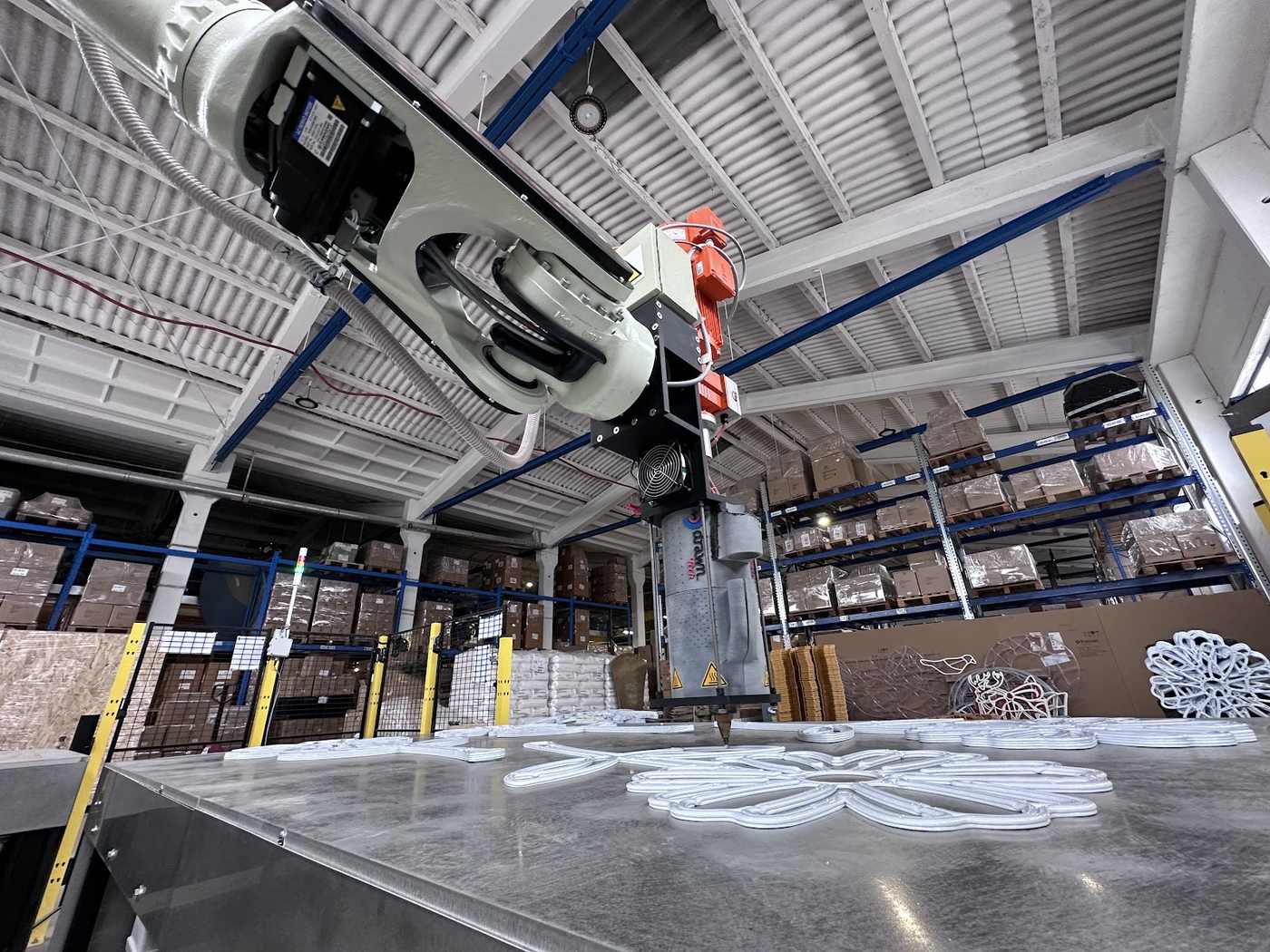Robotická výroba unikátních světelných dekorací v naší moderní dílně.
