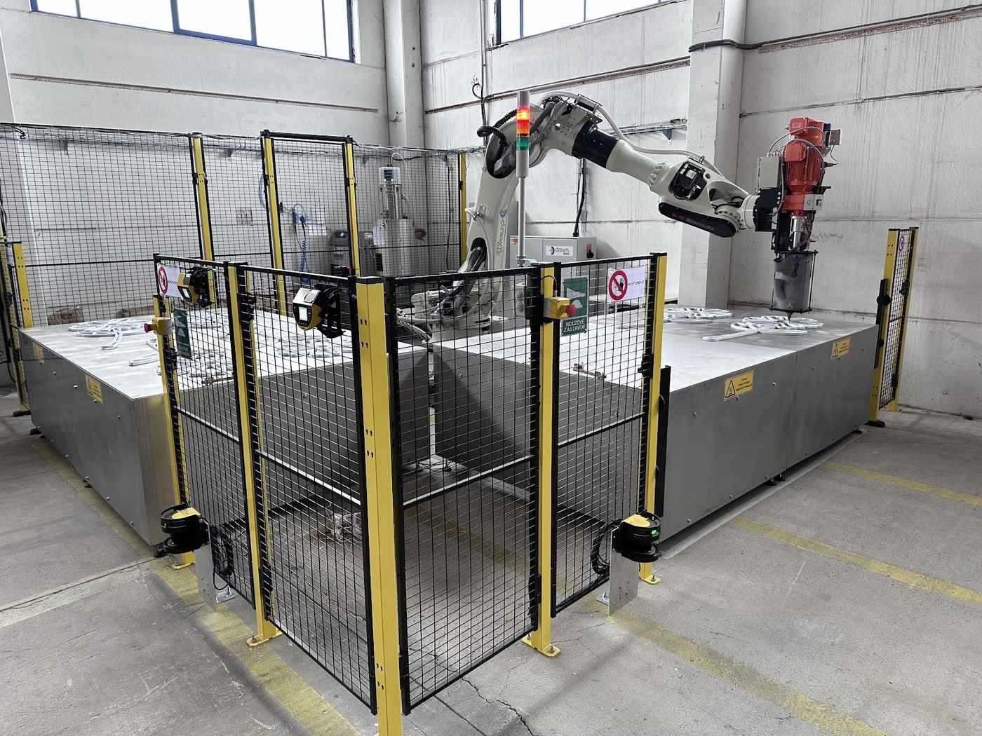 Průmyslový robot v dílně při výrobě světelné dekorace